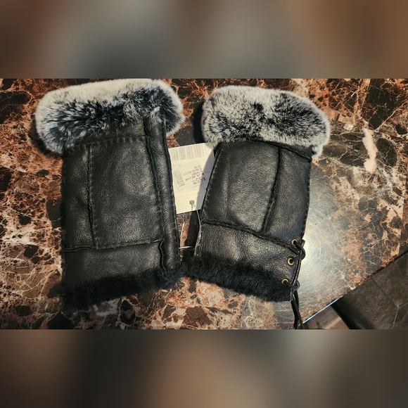 NWT, Shearling/Rabbit Handsfree Texting Gloves by Morris Kaye & Sons - Picture 3 of 9